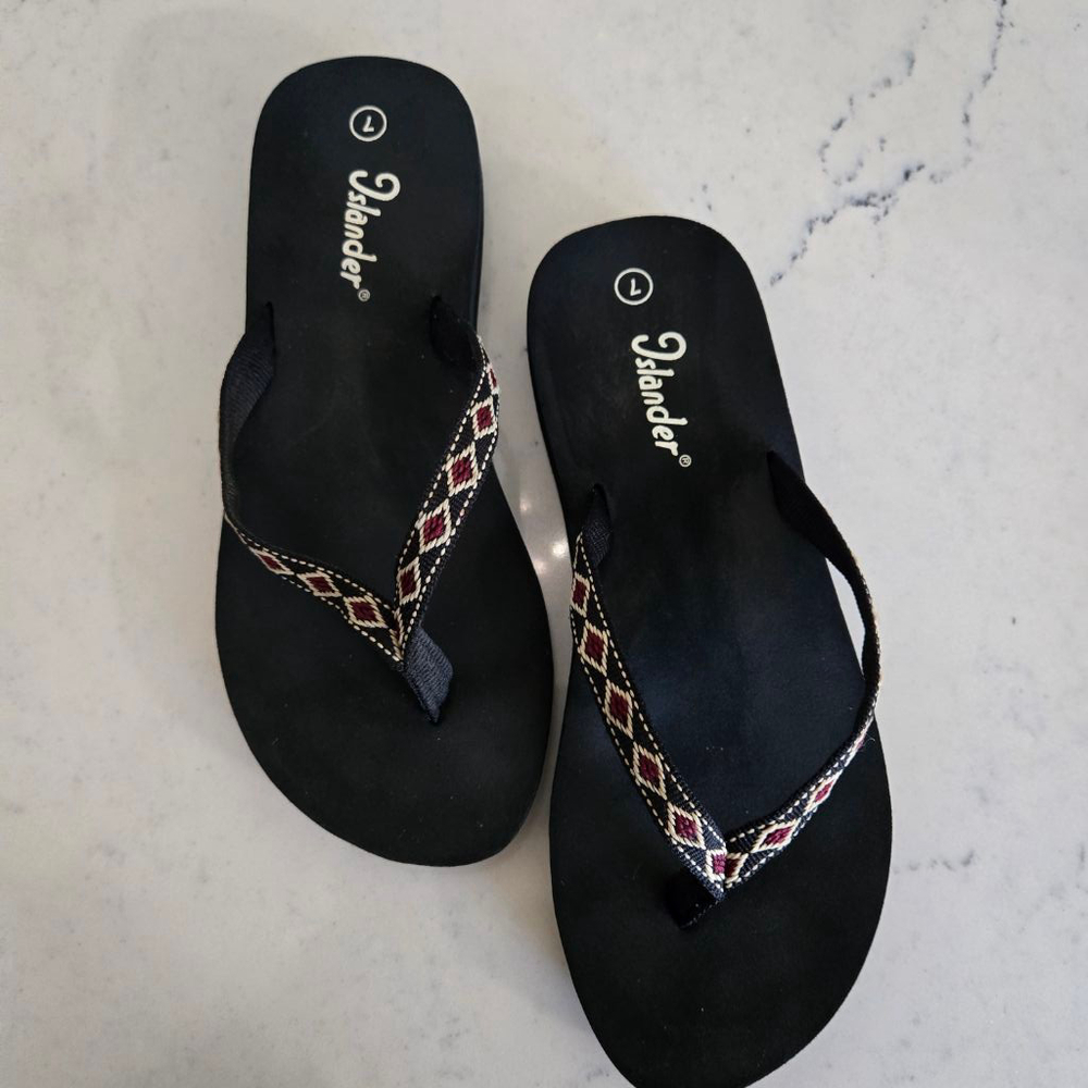 Islander Women's Burgundy, Black, & Cream Geometric Arch support Flip Flops